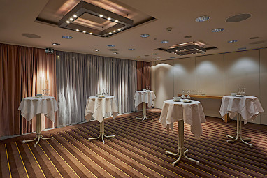 H+ Hotel Zürich: конференц-зал