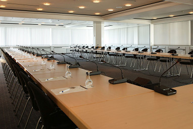 WÖLLHAF Konferenz- und Bankettcenter Köln Bonn Airport : конференц-зал