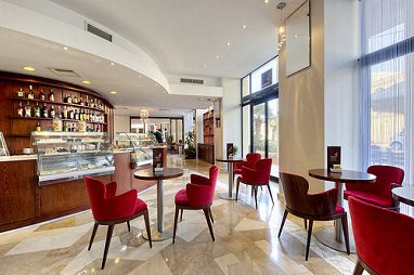 Marina Hotel Corinthia Beach Resort: Bar/salotto