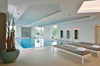 Best Western Premier Parkhotel Kronsberg: 泳池