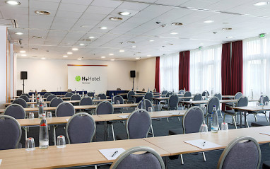 H+ Hotel Hannover: конференц-зал