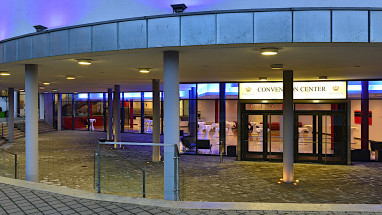 The Monarch Hotel & Convention Center: Buitenaanzicht
