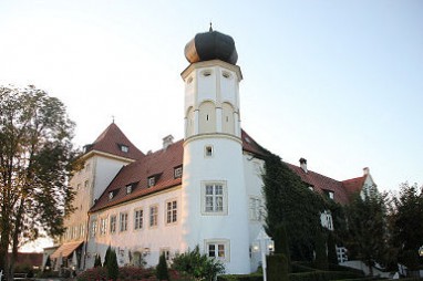Schlosshotel Neufahrn: Vista exterior