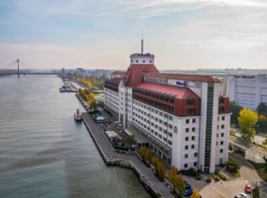 Hilton Vienna Danube Waterfront: 外景视图
