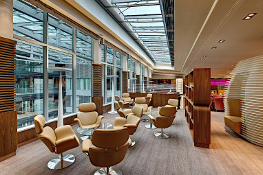 Hilton Frankfurt Airport: 酒吧/休息室