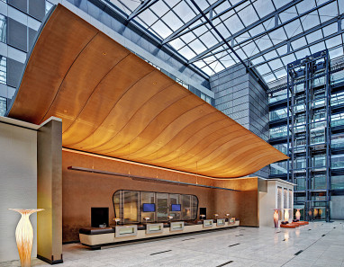 Hilton Frankfurt Airport: Lobi