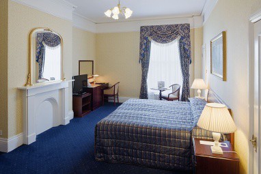 Oatlands Park Hotel: Room