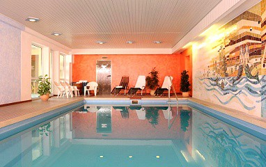 Landhotel Kallbach: 泳池