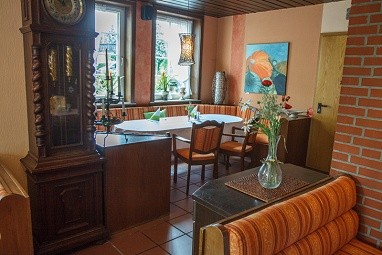 Zur Linde - Hotel & Restaurant: 로비