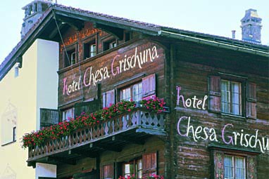 Romantik Hotel Chesa Grischuna: Vista exterior