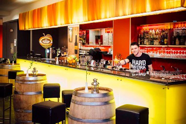 Vienna House Easy by Wyndham Bucharest Airport: Bar/salotto